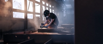 X-LOCK cutting angle grinder in the steel and plant construction industry
